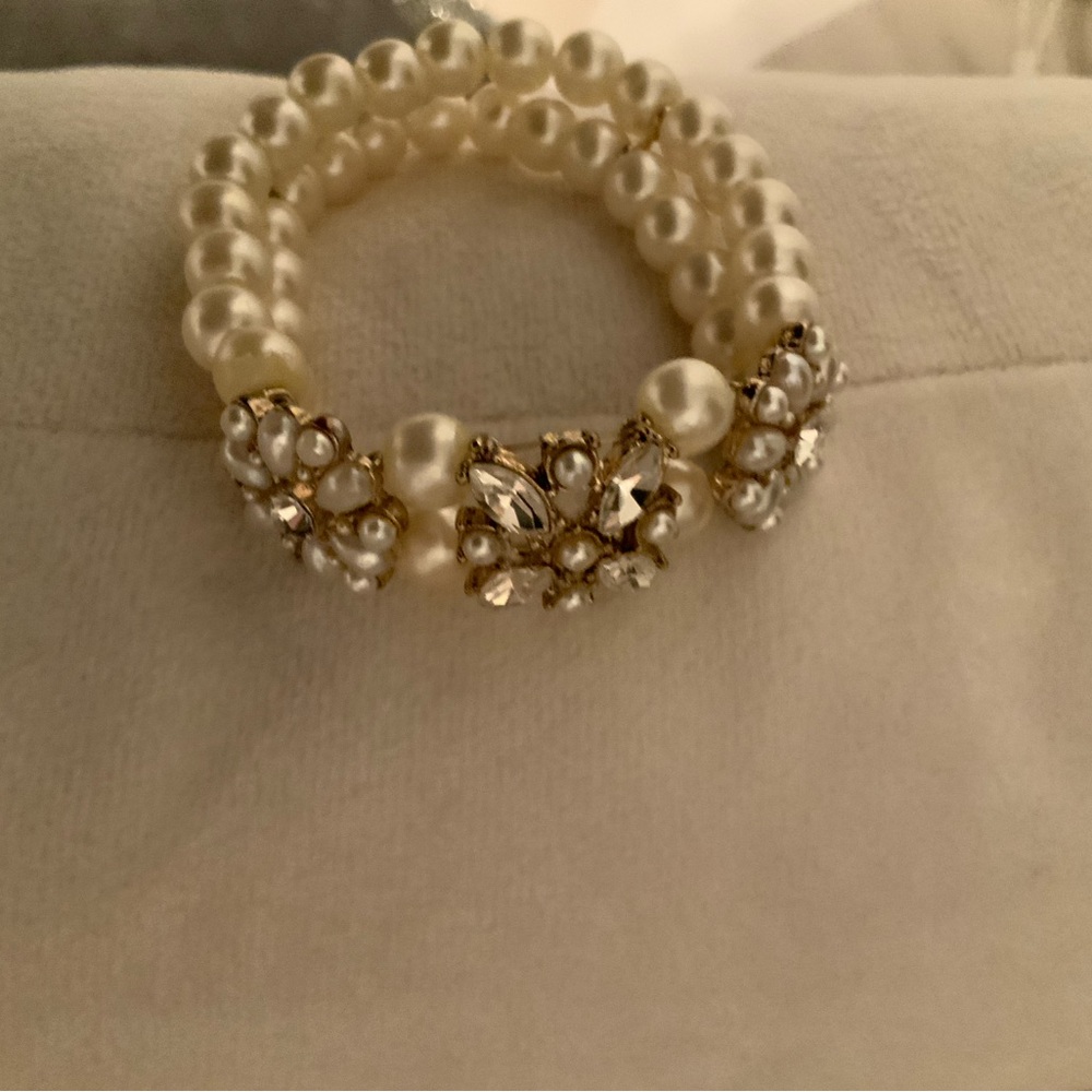 Elegant Pearl and Gold Floral Bracelet